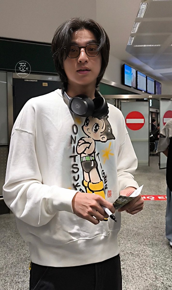 HappyGaruchan's tweet photo. Gulf and his facial expressions are my weakness. Sweet, funny, naughty… so special ❤️
Thank you for always being so kind and warm to your Phiballs. 
See you tomorrow! 🤩 

GULF SHINES IN MILAN
#OnitsukaTigerSS27xGULF
#OnitsukaTigerSS27
#OnitsukaTiger
#GulfKanawut @gulfkanawut https://t.co/Qo4nZaSNWV