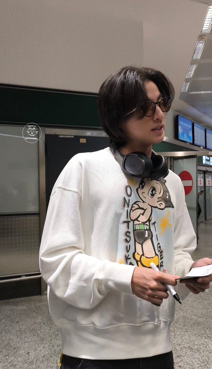 HappyGaruchan's tweet photo. Gulf and his facial expressions are my weakness. Sweet, funny, naughty… so special ❤️
Thank you for always being so kind and warm to your Phiballs. 
See you tomorrow! 🤩 

GULF SHINES IN MILAN
#OnitsukaTigerSS27xGULF
#OnitsukaTigerSS27
#OnitsukaTiger
#GulfKanawut @gulfkanawut https://t.co/Qo4nZaSNWV
