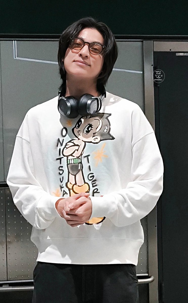 HappyGaruchan's tweet photo. Gulf and his facial expressions are my weakness. Sweet, funny, naughty… so special ❤️
Thank you for always being so kind and warm to your Phiballs. 
See you tomorrow! 🤩 

GULF SHINES IN MILAN
#OnitsukaTigerSS27xGULF
#OnitsukaTigerSS27
#OnitsukaTiger
#GulfKanawut @gulfkanawut https://t.co/Qo4nZaSNWV