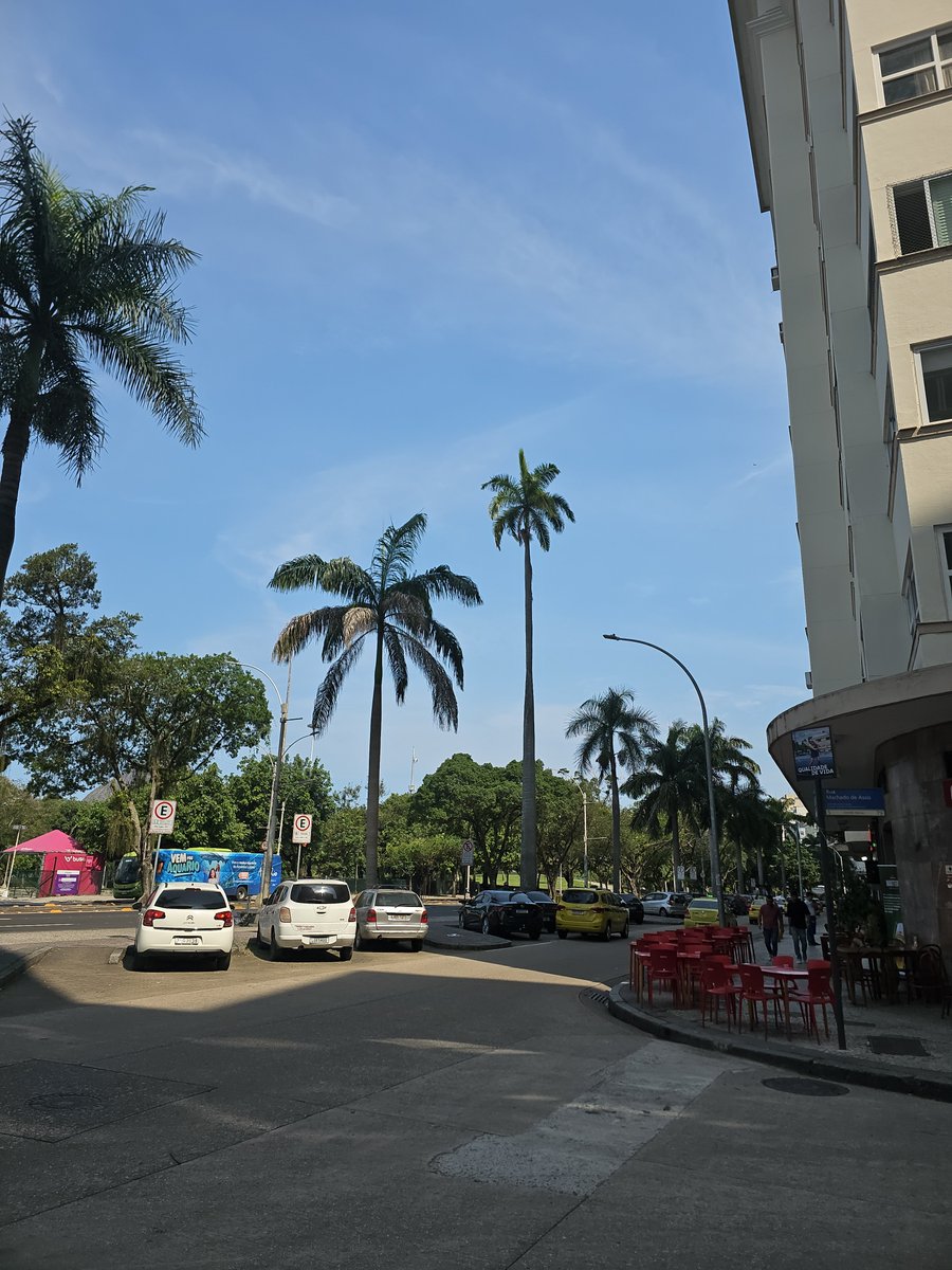 jvgonca's tweet photo. Prefeitura: vai chover pra cacete o mundo vai acabar fique em casa

O céu do Rio: vai pra praia bobo https://t.co/cOVHyJv7Bb