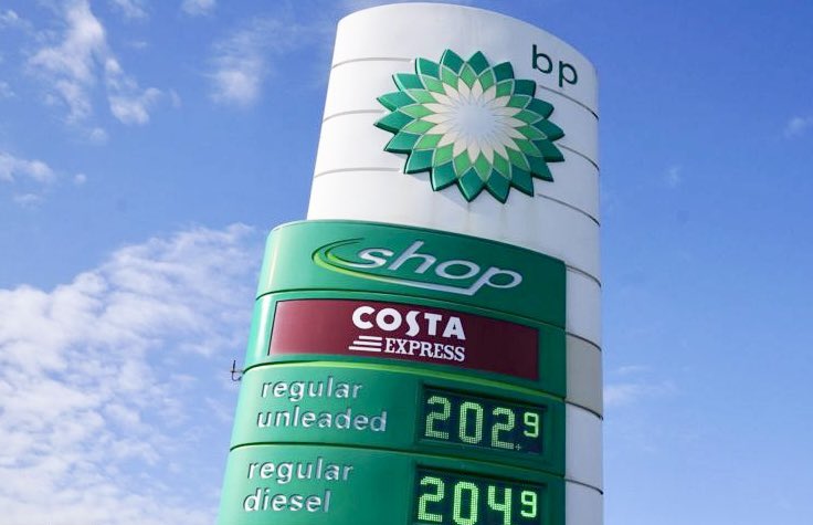 rj_abel's tweet photo. Oil: £98 a barrel.  Petrol: approaching £2 a litre.

June 2008: oil hit £109 a barrel, yet petrol was just £1.09.

So we’re paying less for the oil but almost twice as much at the pumps. 

If it’s not the oil price, who exactly is filling their pockets? https://t.co/fNGZnAkOvQ