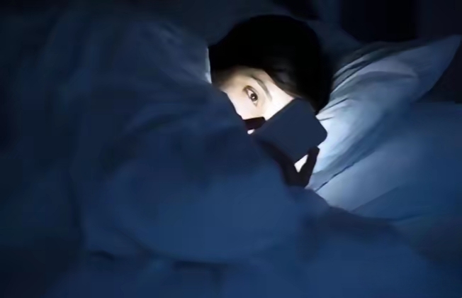 DAzroel's tweet photo. [Struggling with chaotic sleep Try this quick routine tip: Set a 10-min pre-bed device curfew u0026 wake up at the same time daily. Small changes, big energy wins! ]， https://t.co/4HPBfYjIEp