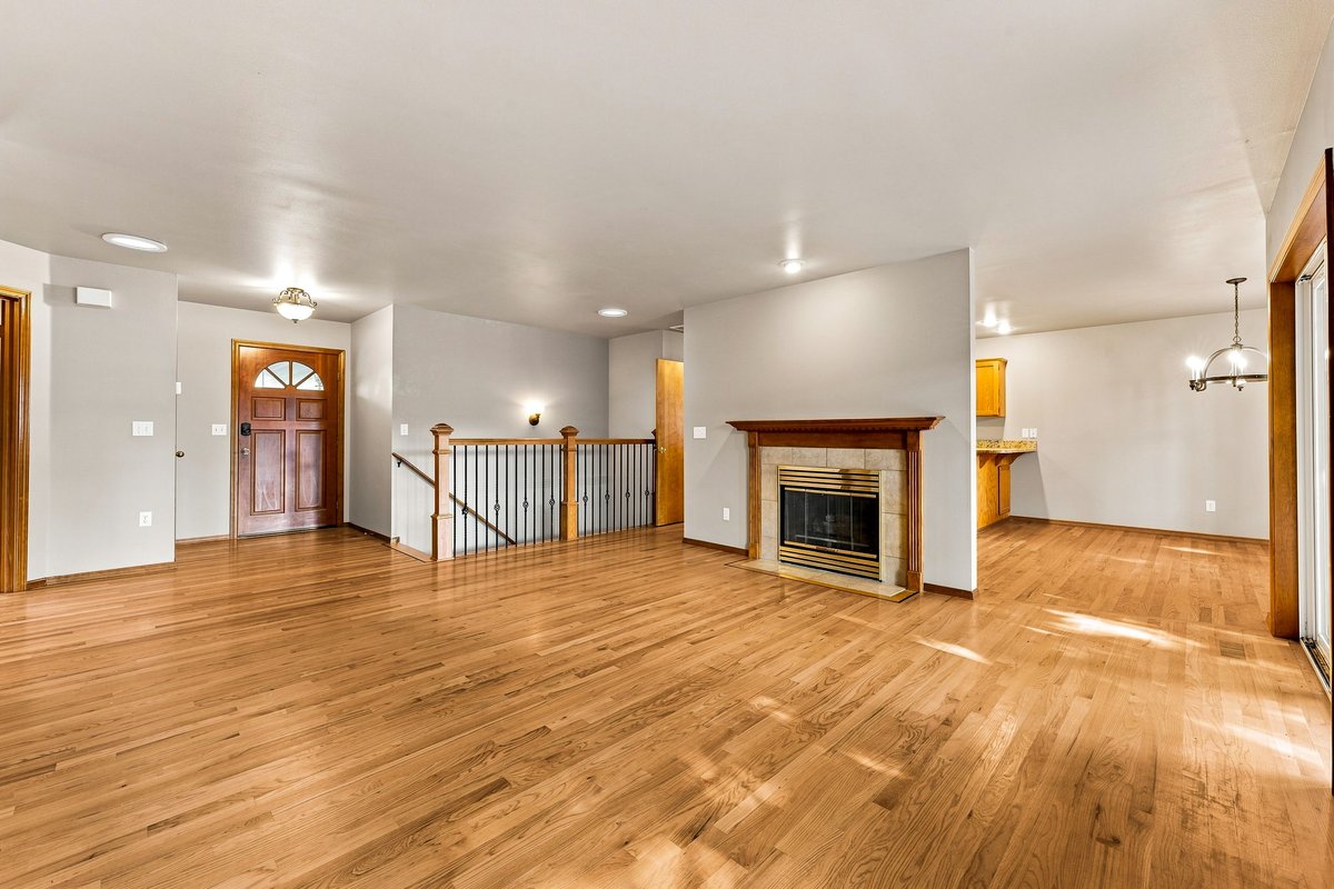 OnSiteREGroup's tweet photo. End of a quiet Puyallup cul-de-sac — daylight rambler energy, fireplace + kitchen that opens toward the deck, trees out back for a little buffer.

Want a look? DM TOUR and we’ll get you in. https://t.co/h3pv5adAWP