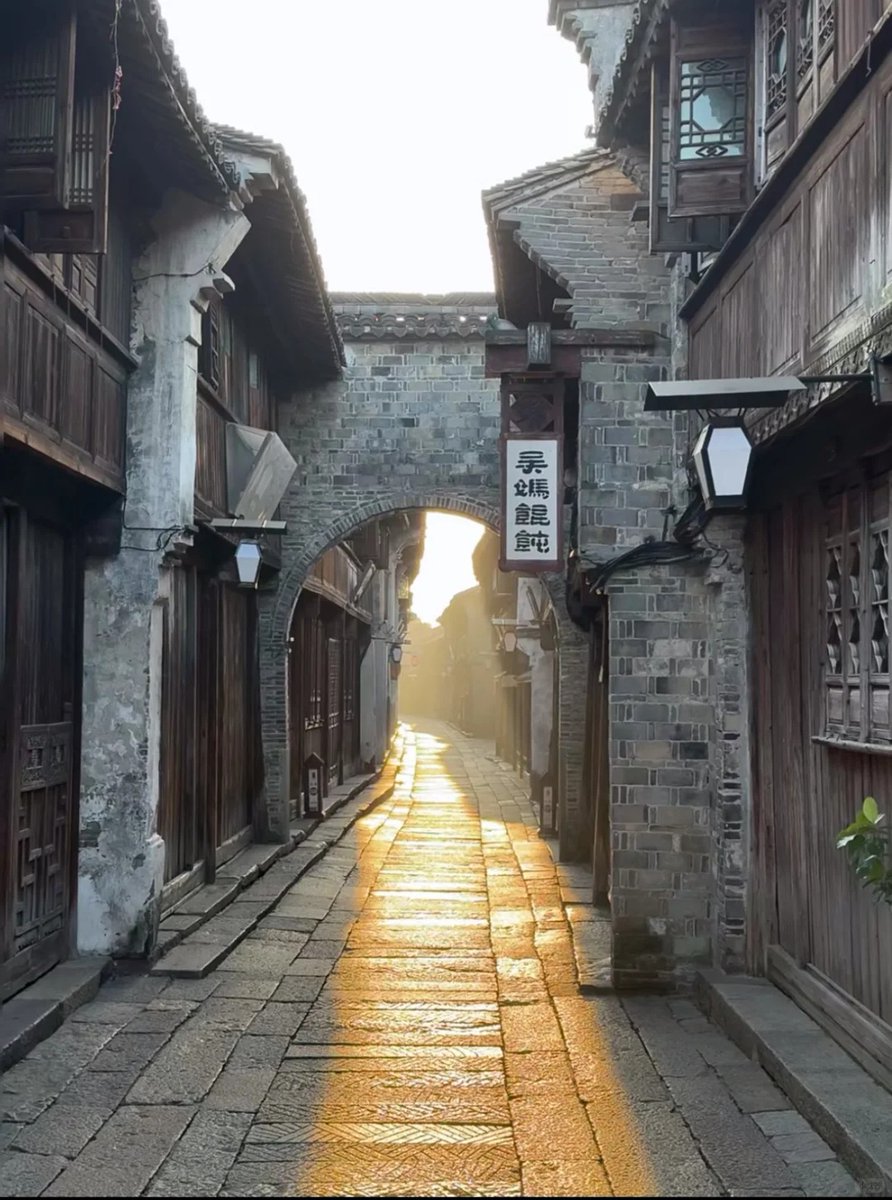 BonnyCanes9dwh's tweet photo. Another quick lunch break wander around the city’s old alleyways—sunlight filtering through brick walls, small cafes tucked between old shops, perfect for a midday reset.， https://t.co/qTlhrLGQDw