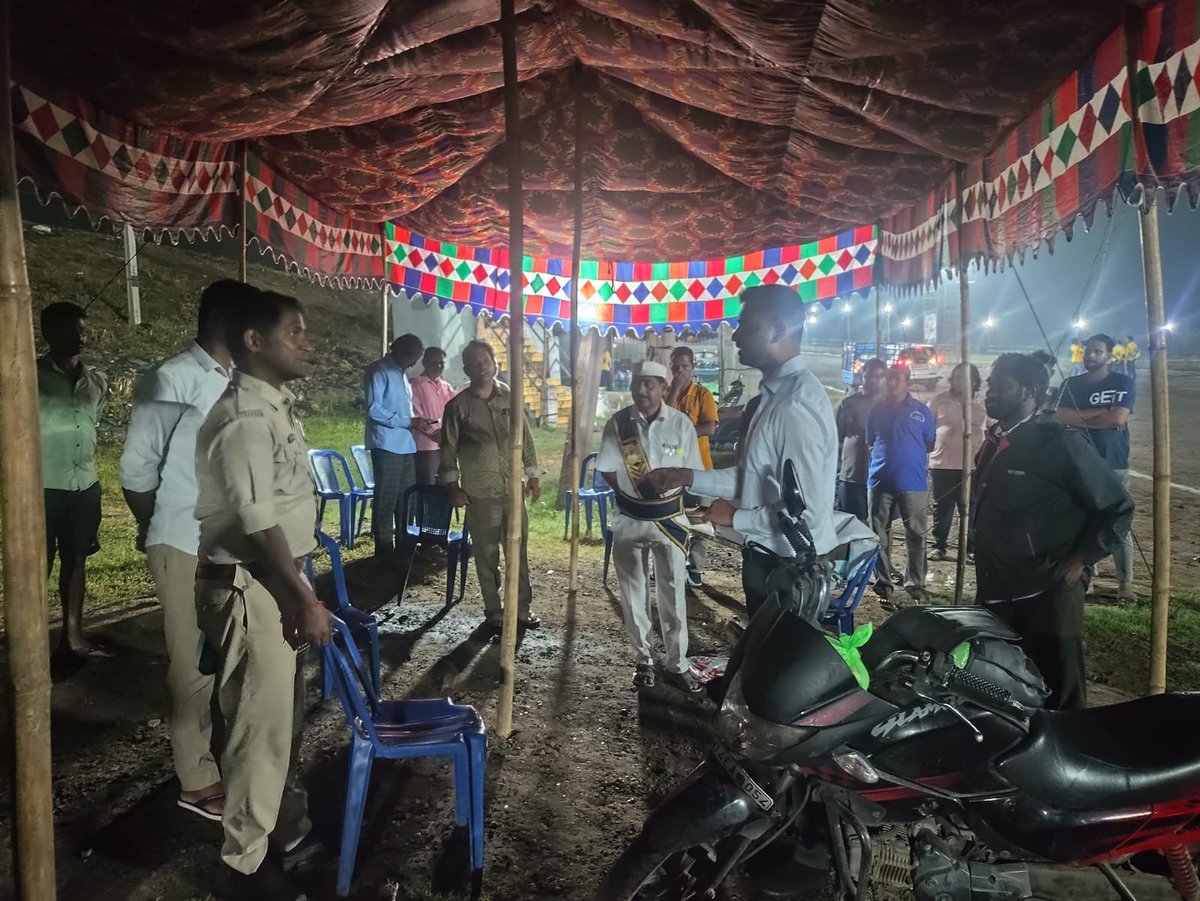 sdm_bcm's tweet photo. Sub Collector Mrinal inspected the ongoing Ganesh Chaturthi related idol immersion process at Godavari ghat, Bhadrachalam.
Medical team, Police, Swimmers, Crane operators, and multi departmental teams are on 24/7 shift wise duty to ensure the entire event is carried out safely and peacefully.
