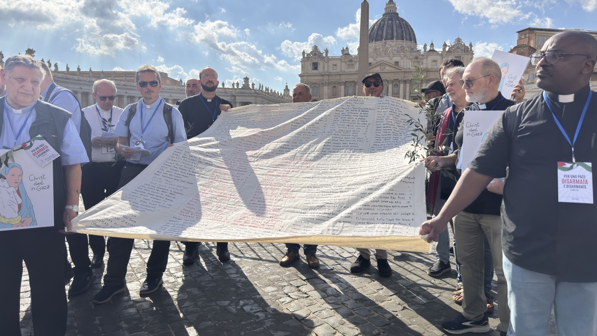 Cooperativa's tweet photo. Sacerdotes marcharon en el Vaticano contra el "genocidio" en Gaza https://t.co/YVSisDDkA3 https://t.co/uAGv2pZfvA