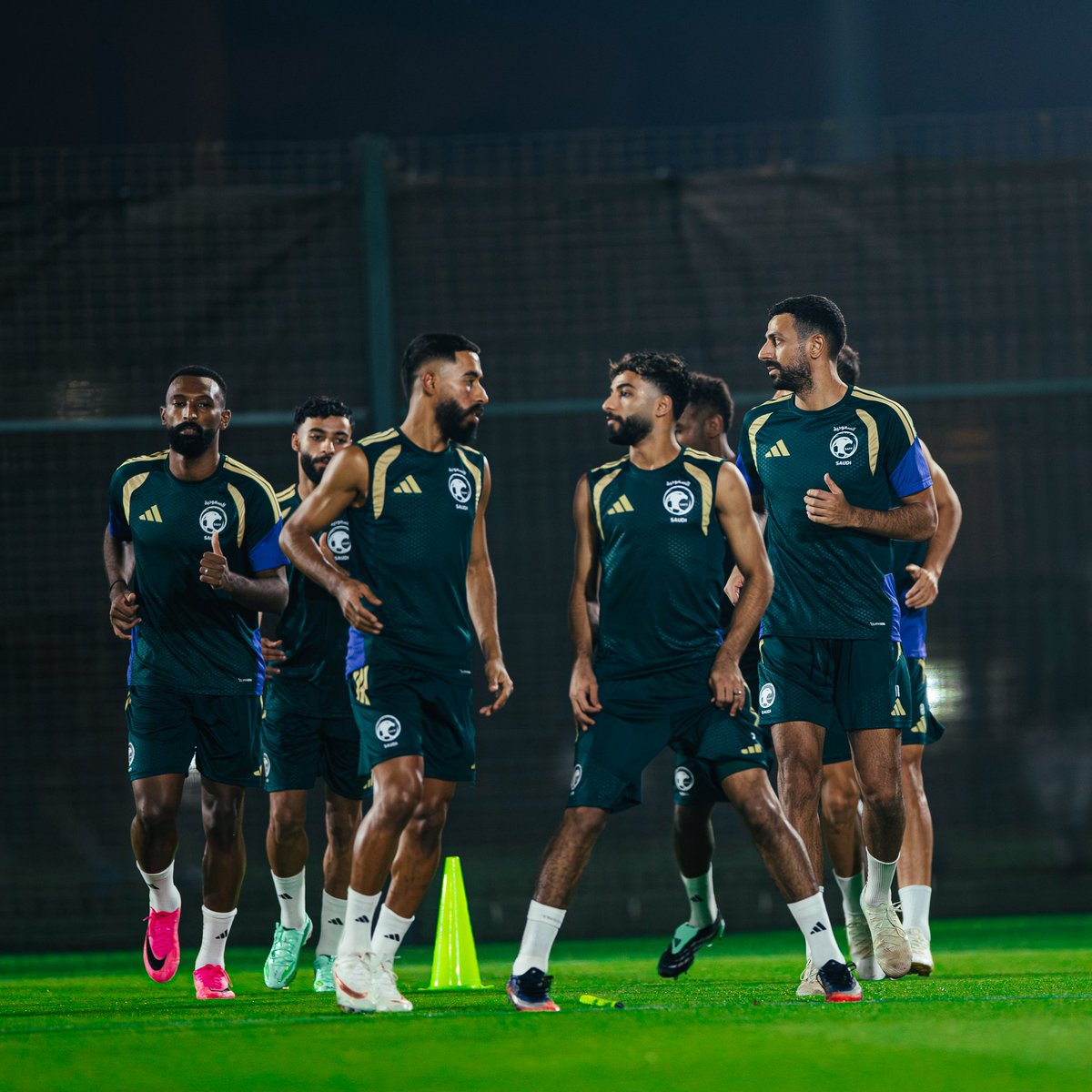 hilalstuff's tweet photo. الصقور في التدريب الأخير استعداداً لمواجهة الكويت غداً 🦅🇸🇦

📸 @m_r20m https://t.co/jGjafL2gbG