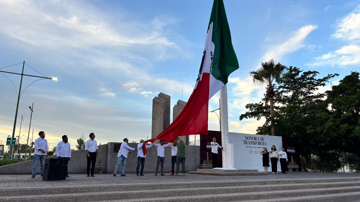 IssstesonGob's tweet photo. ℹ️ Cumpliendo con un deber cívico, interponiendo alma y corazón, en #ISSSTESON ✅ encabezamos la ceremonia de arrio de nuestro lábaro patrio 🇲🇽 en el marco del 216 aniversario de la Independencia de México. https://t.co/u5ghnFX3jc