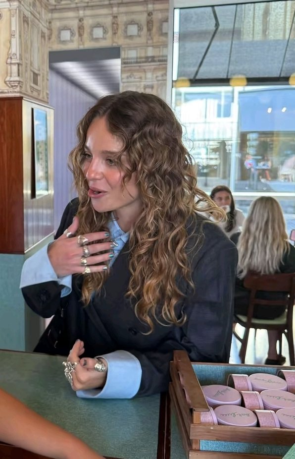 misamoart's tweet photo. can't imagine being able to talk with her looking at me like this https://t.co/TdcxOJAdfz