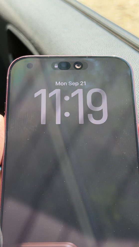 TOTTI6t21's tweet photo. This is the iPhone 18 Pro Max in sunlight. 

It’s better to keep using it in the dark.

This is insane https://t.co/2PSt6vtHEE