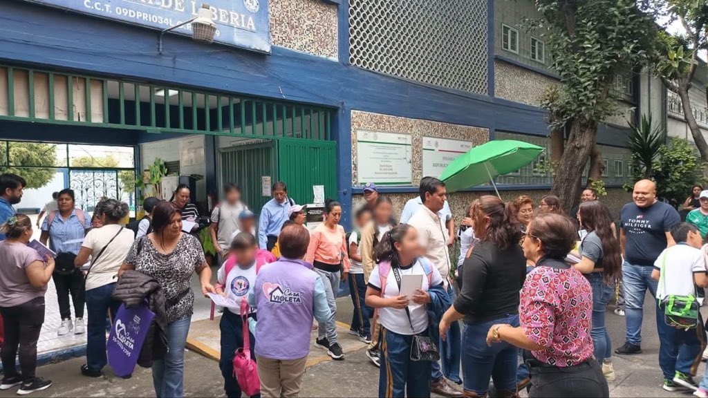 evelyn_parraA's tweet photo. 💜 En #VCarranza seguimos cerca de nuestra comunidad.

Llevamos la Jornada de Atención y Prevención de la Violencia contra las Mujeres, Niñas y Niños al Mercado Jardín Balbuena y a la Escuela Primaria de Liberia, acercando orientación, prevención y atención especializada a quienes más lo necesitan. 

Porque prevenir también es cuidar. 🤝💜

#VCarranza #VCContigo #MujeresSeguras #CasaVioleta