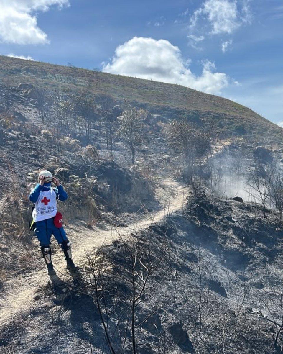 cruzrojacol's tweet photo. 🔥🌿 En Villa de Leyva, seguimos cerca de las comunidades afectadas por los incendios forestales.
 
Continuamos apoyando las labores en los diferentes puntos, ayudando a mitigar las afectaciones y a controlar focos que puedan generar nuevos incendios. #GestiónDelRiesgo https://t.co/YVlplSNOKf