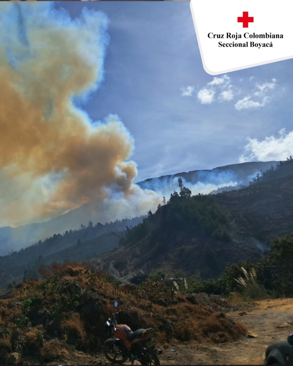cruzrojacol's tweet photo. 🔥🌿 En Villa de Leyva, seguimos cerca de las comunidades afectadas por los incendios forestales.
 
Continuamos apoyando las labores en los diferentes puntos, ayudando a mitigar las afectaciones y a controlar focos que puedan generar nuevos incendios. #GestiónDelRiesgo https://t.co/YVlplSNOKf