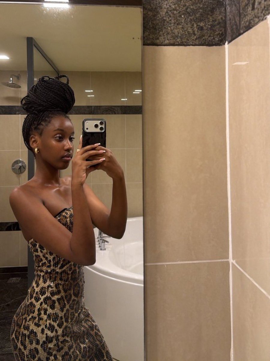 praise_kyom's tweet photo. Slim waist,petite and all🇷🇼❤️ https://t.co/bXspKQ0BZ8
