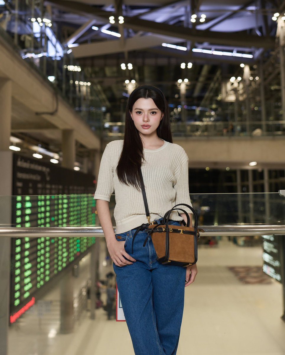 eleva_official's tweet photo. “เบ็คกี้ รีเบคก้า” Brand Ambassador คนล่าสุดของ Tod’s เตรียมพร้อมออกเดินทางสู่กรุงมิลาน เพื่อร่วมชมแฟชั่นโชว์ Tod’s คอลเลกชั่น Spring/Summer 2027  ที่จะจัดขึ้นในวันศุกร์ที่ 25 ก.ย. เวลา 14.30 น. (ตามเวลาประเทศไทย) 

#ÉLEVA
#BeckyxMFWTodsSS27
#beckysangels 
#TodsSS27 #Tods @Tods https://t.co/fCIl6hxcSu