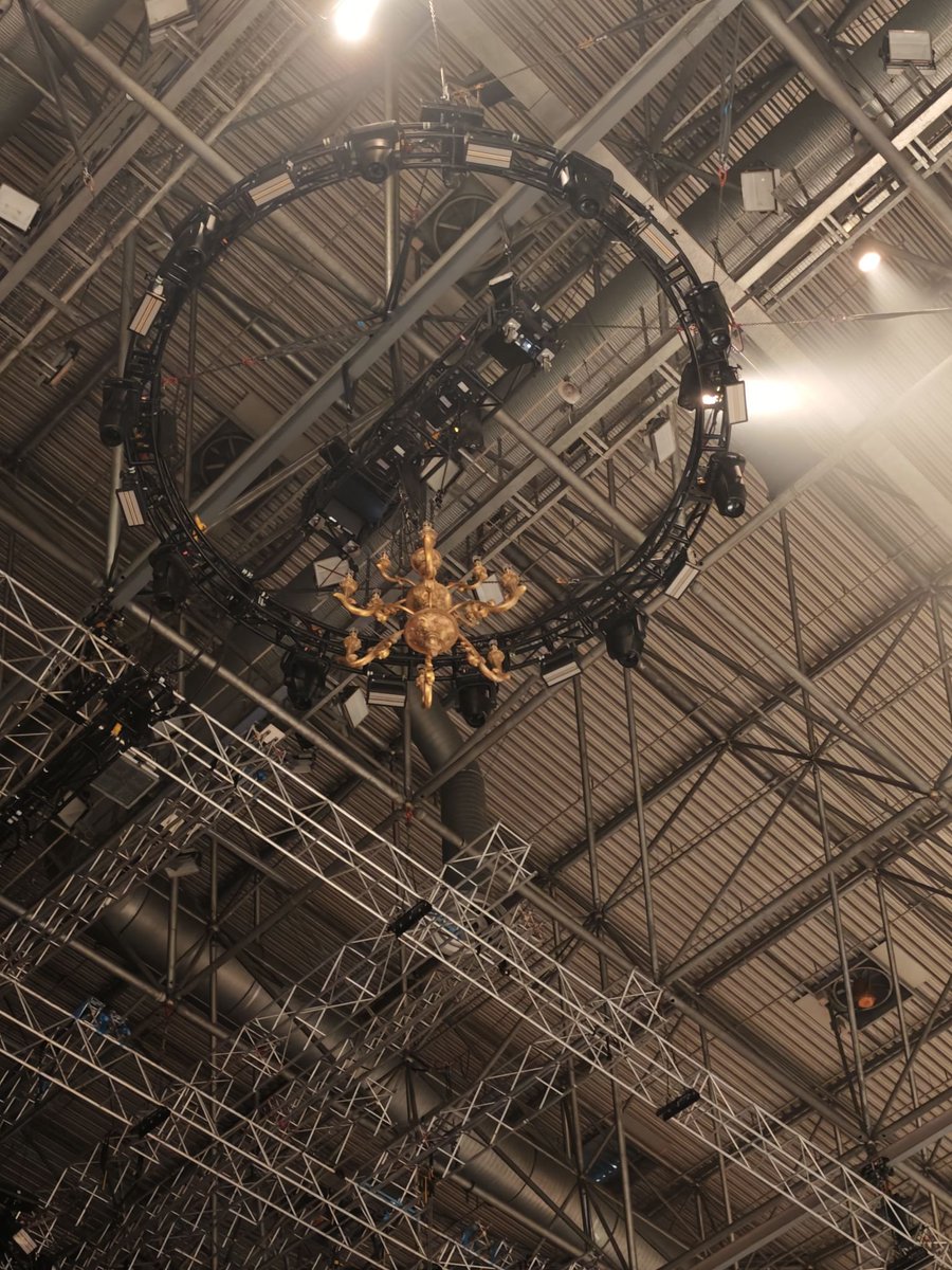 niallontours's tweet photo. Better view of barricade and the stage, with a chandelier! 

via @ntlrbnk https://t.co/E3mg6wV1Pg