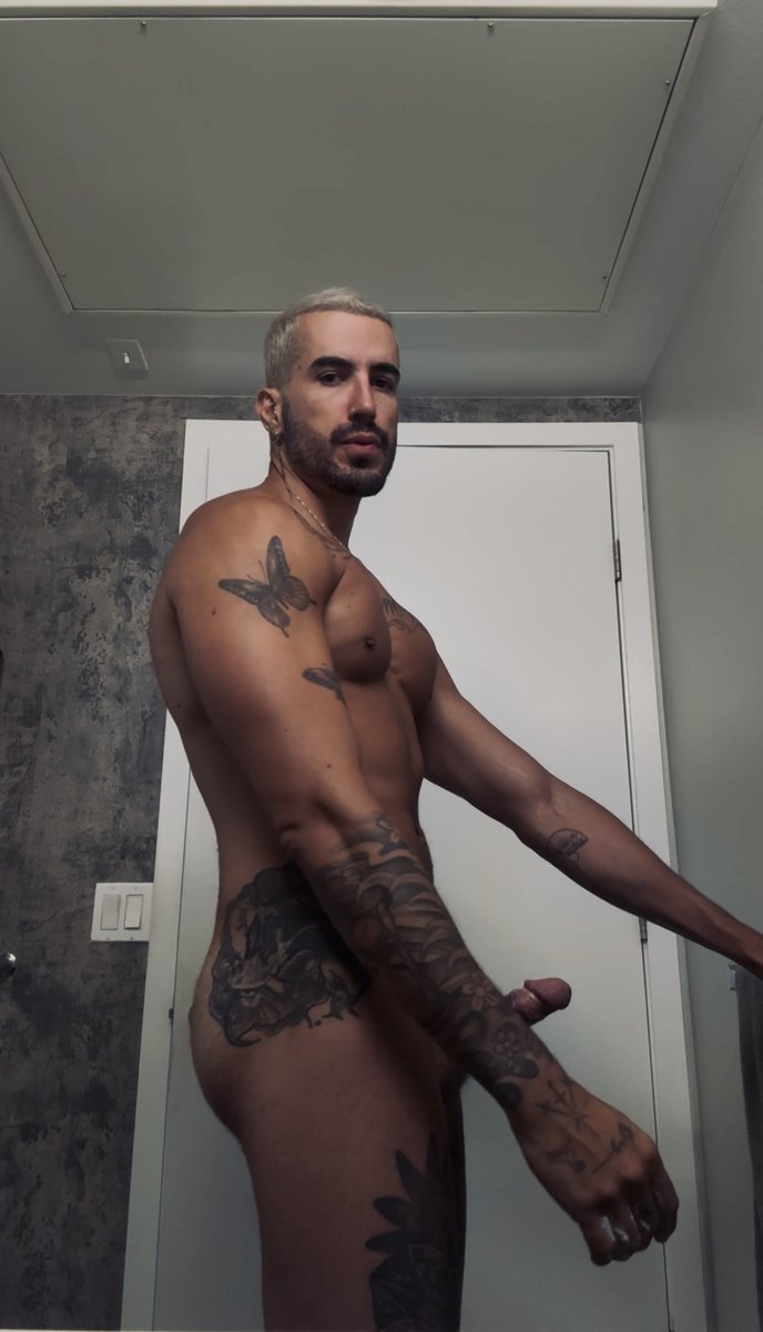 lrk_tatted's tweet photo. I’m only posting these pics so you can count my abs 😉 https://t.co/EchBV69vLI