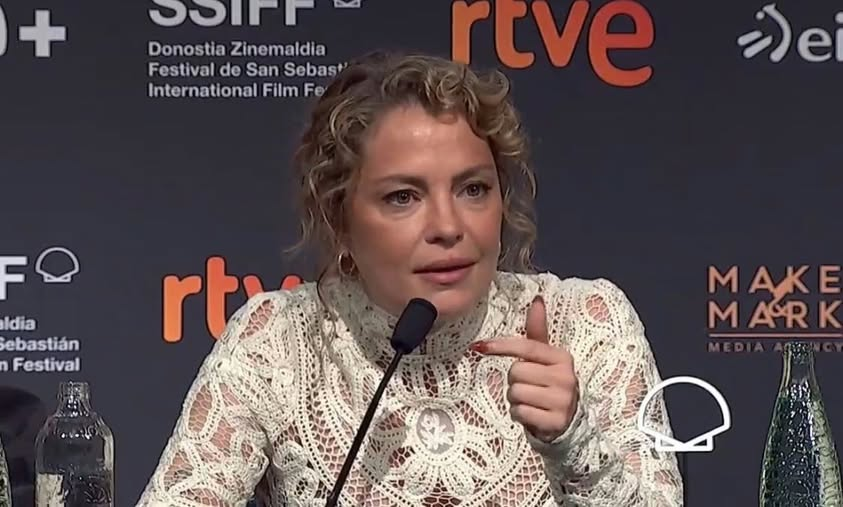 queridasok's tweet photo. “La cultura es la memoria y la identidad de los pueblos, es el alma. Gente desalmada gobernando pretende matar lo poco de alma que queda”.

Dolores Fonzi en el Festival de cine de San Sebastián. https://t.co/JrfYWyG4xZ