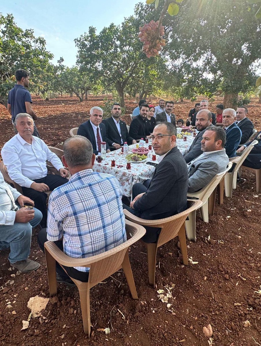 rprefahantep's tweet photo. 📍 Oğuzeli | Altınyurt
Genel Başkan Yardımcımız Sn. Bülent Osman Osmanağaoğlu ile Altınyurt’ta çiftçilerimiz ve üreticilerimizle buluştuk. Antep fıstığı üreticilerimizin sorun ve taleplerini yerinde dinledik. Üreten çiftçimizin daima yanındayız.

Sedat yıldız... https://t.co/0FL46tJIAR