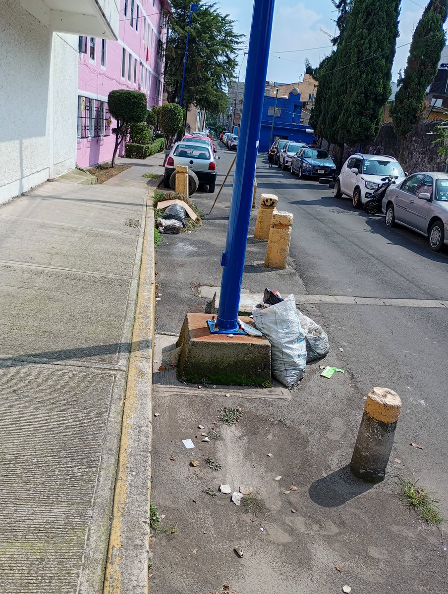 vico2023's tweet photo. podrian ayudar a recoger esta basura la gente sigue tirando ahi bolsas estamos en mario rojas enfrente de la iglesia de san simon gracias 
@AccionesBJ https://t.co/QwZ50HQfq4