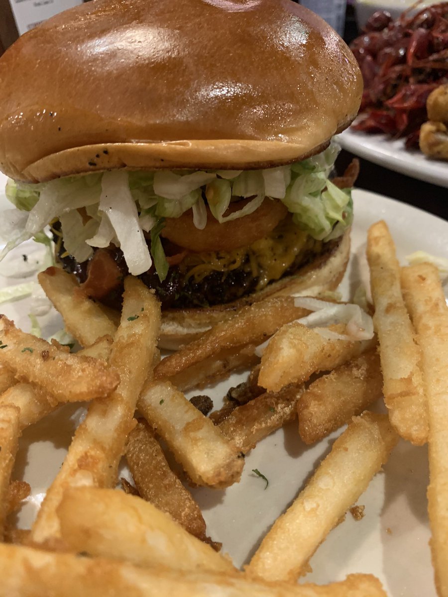 pinkchipbag's tweet photo. i miss this burger that i ate on july 22 2025 at 10:53pm https://t.co/MgxDeAuRIW