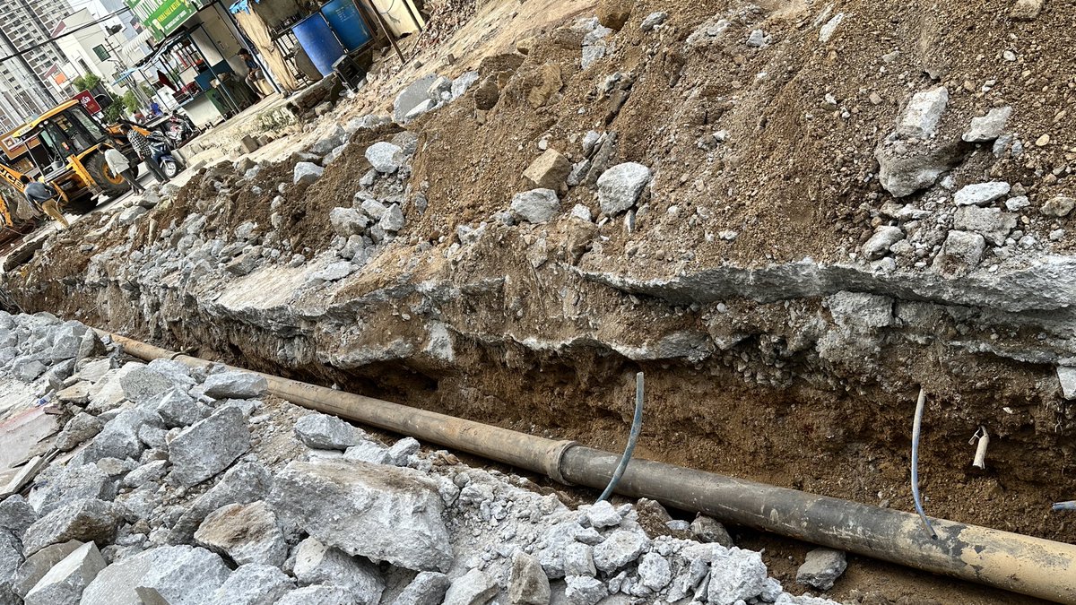 TarunItachii's tweet photo. @BECCUPDATES Random internal road in Hyd with cement road - 2x thicker than white topped roads in prime areas of BLR like Indiranagar!!

Can this be the reason why BLR roads are washed away in months after few rains?? https://t.co/Omp1v3HbYk