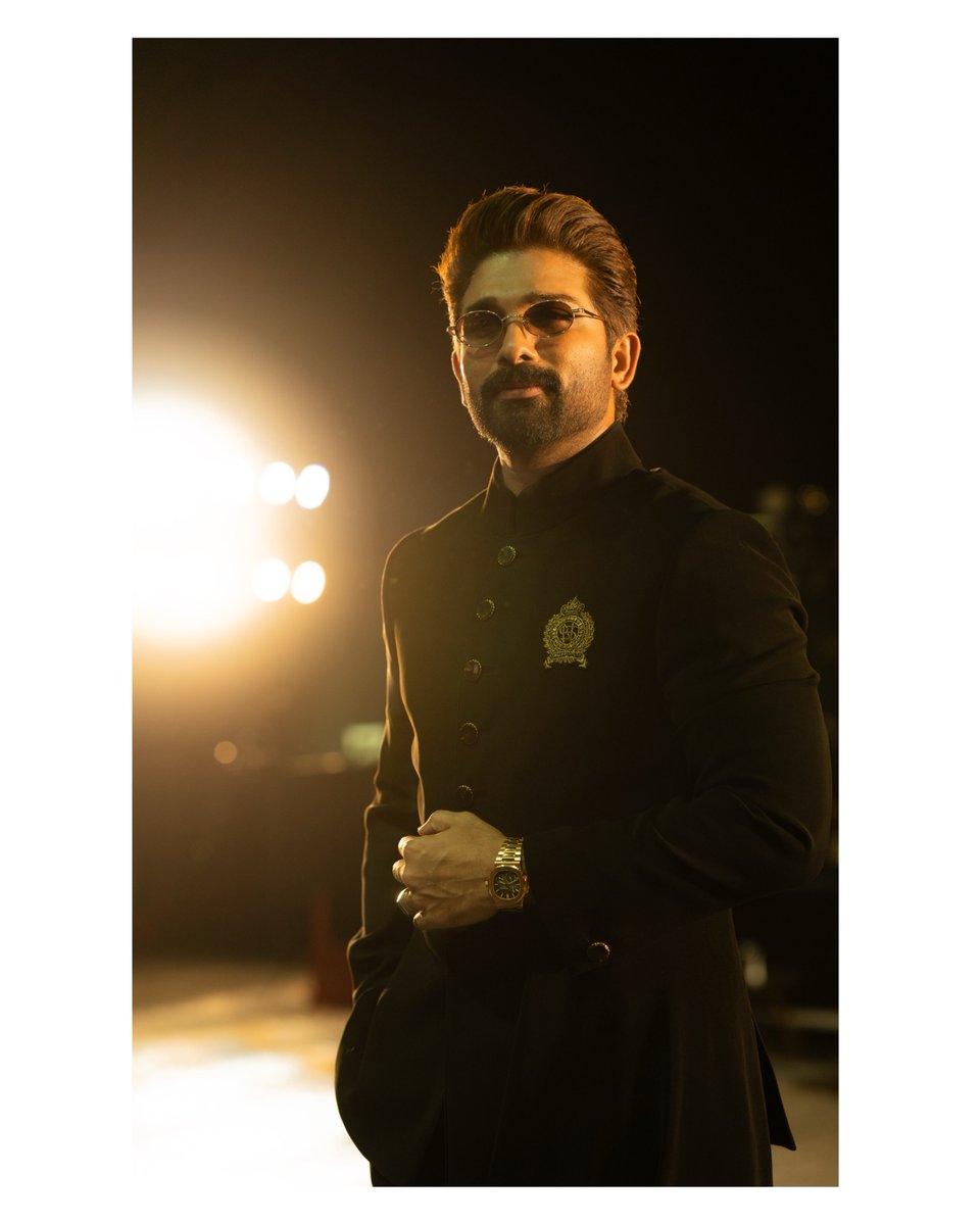 shreyasmedia's tweet photo. #AlluArjun marking a special milestone with his signature style. 🖤✨

#Raaka #GuinnessWorldRecords https://t.co/x0hdfiZ80O