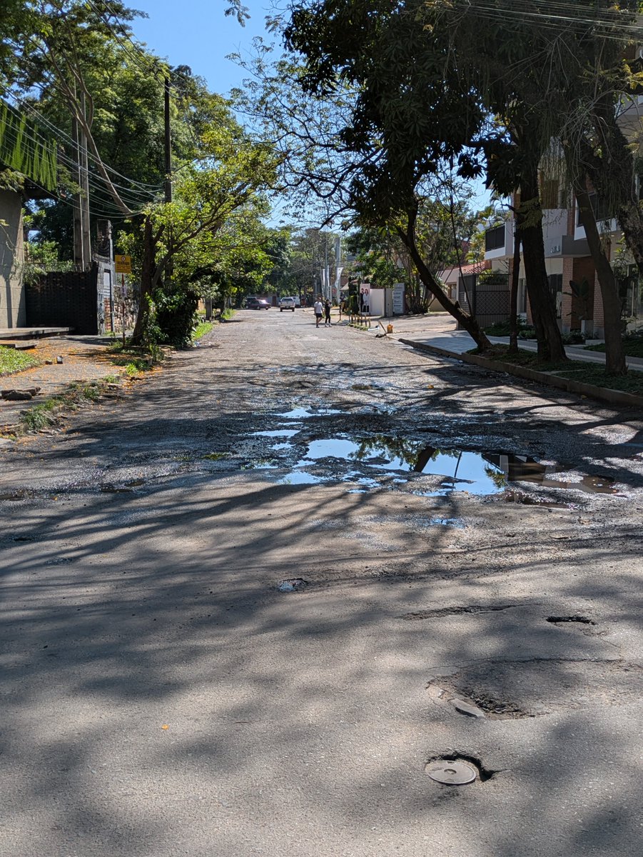 ccalderini's tweet photo. @luisbello_asu @ObrasAsu @AsuncionMuni Pasa na un ratito sobre Sucre, desastre, una vergüenza! Y por Motta! Ndi! Te vas a caer de espaldas! Una vergüenza! Acá te comparto una fotito de como está actualmente Brizuela y Sucre https://t.co/pgxs16muys
