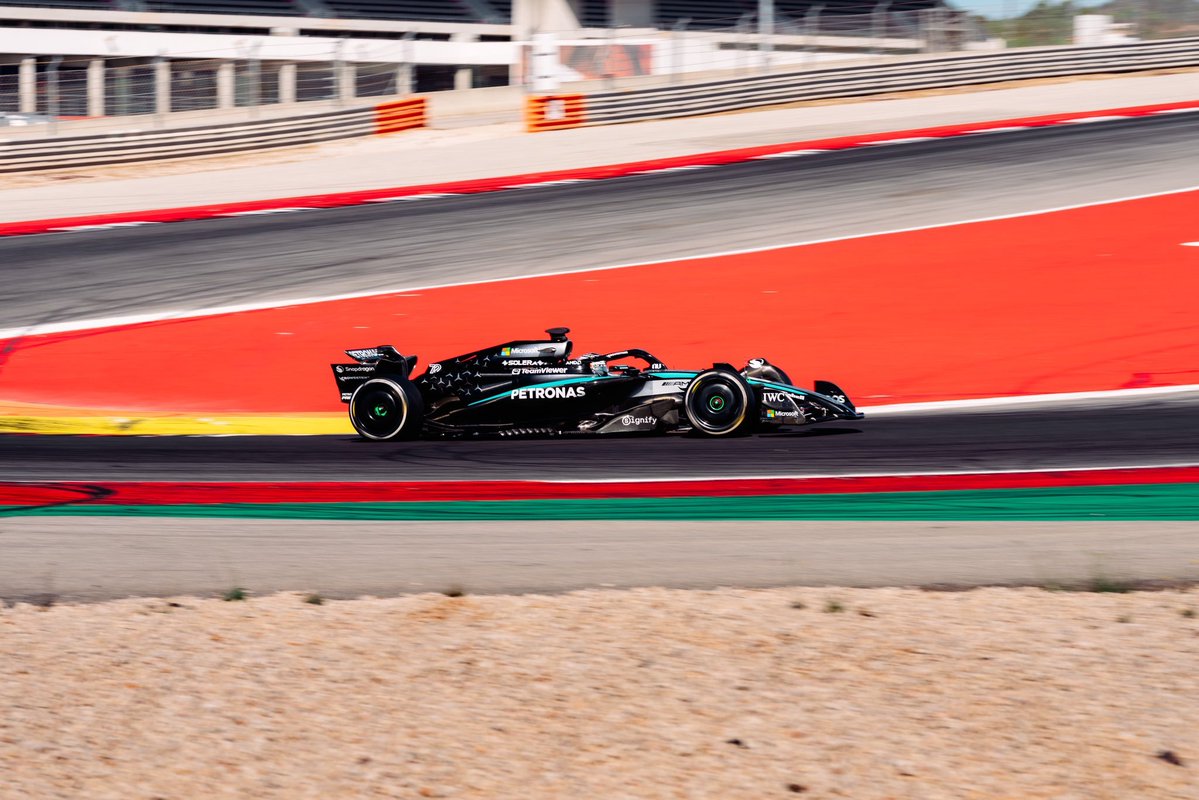 SoyMotor's tweet photo. 🇵🇾 ¡Joshua Dürksen ya sabe lo que es pilotar un Fórmula 1!

👉 El test ha tenido lugar en Portimão con el Mercedes W16 de 2025

📊 En total, 187 vueltas y buenas impresiones en un día muy especial para el paraguayo

#F1 https://t.co/bTuV2cGC3W