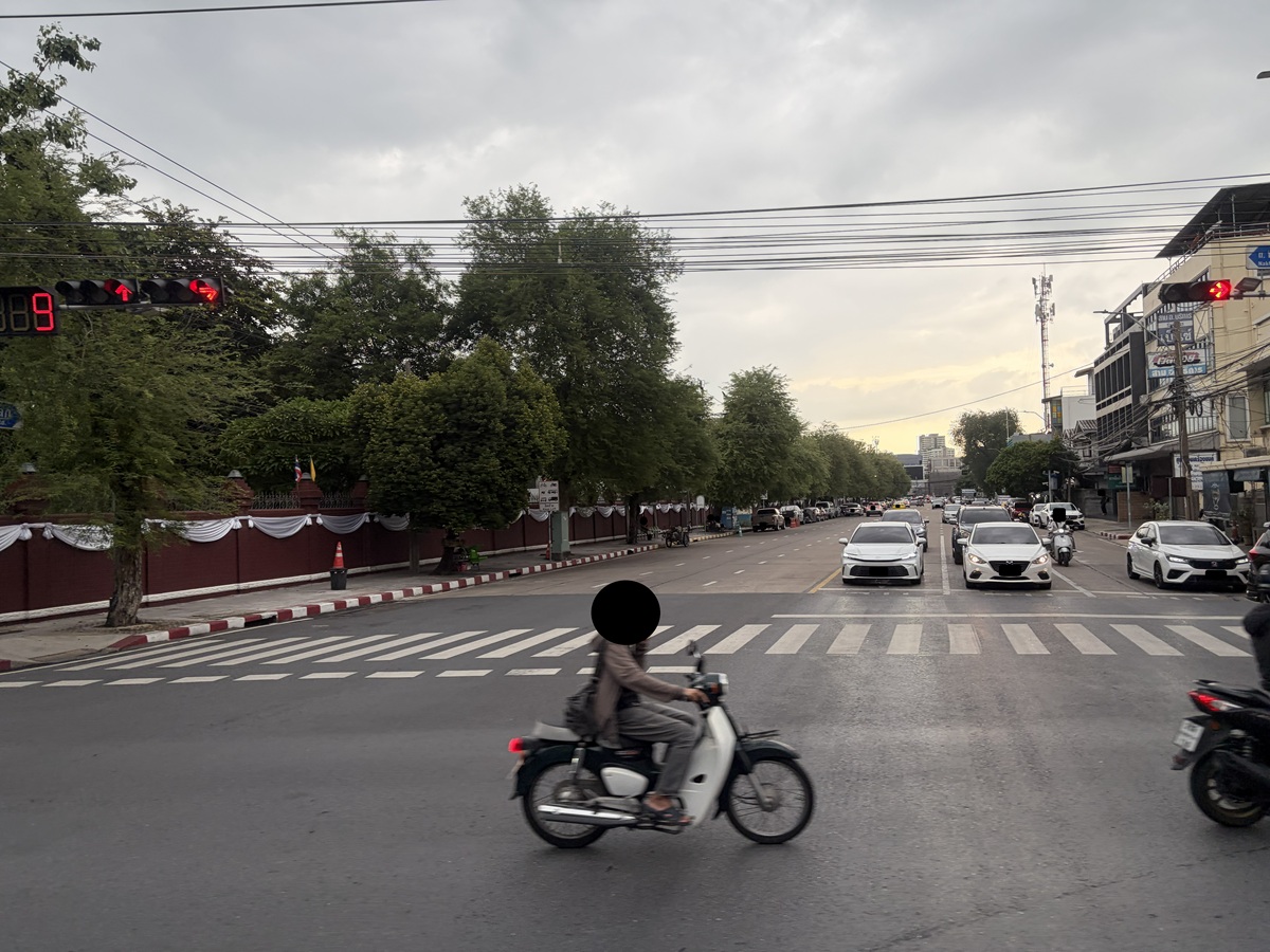 ottorapas's tweet photo. バスの乗り歩き　５６Ｒ番 ③

終点を越えた乗車はできないので
Phrannok 市場から別のバスで移動

終点 Wat Ruak Suttharam の北
Bangkhunsi 市場から再乗車

Charan Sanit Wong 通り
Ratchawithi 通り
Krung Thon 橋
Sukhothai 通りなどを経由して
Prachathipatai 通りへ

#バンコク
#路線バス https://t.co/D9MHjWbyyf