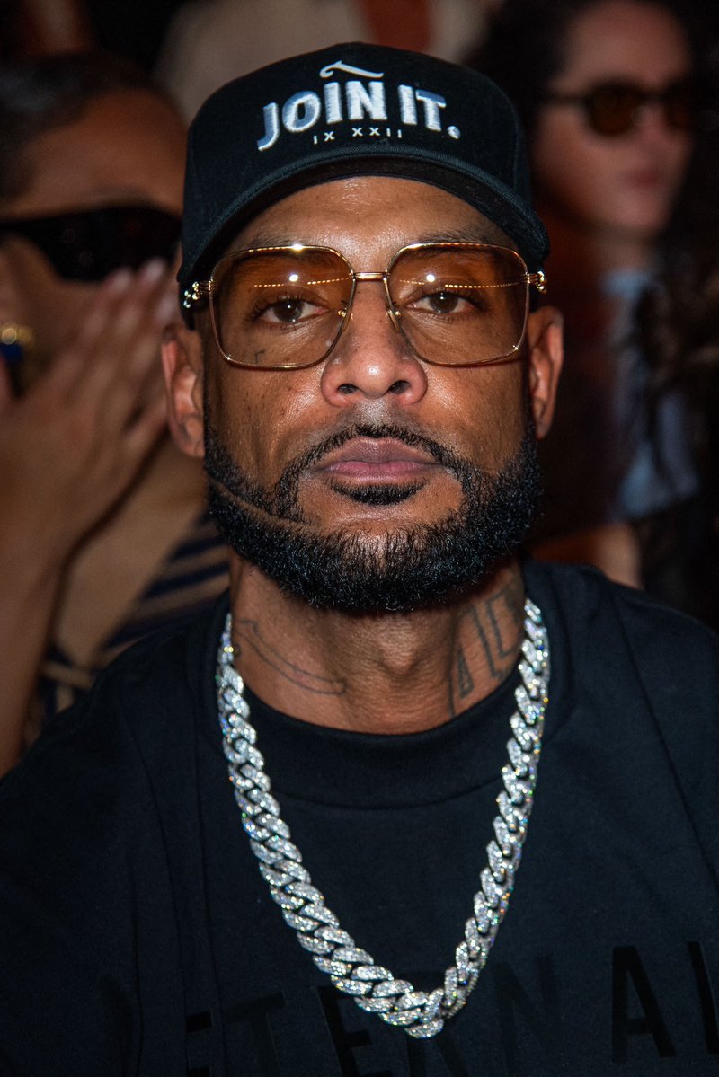 ActuFoot_'s tweet photo. 🚨🚨 BOOBA PREND LUI AUSSI LA PAROLE SUR LE BALLON D’OR 🌕 EN STORY INSTAGRAM (visiblement IL NE VEUT PAS QUE CE SOIT MBAPPÉ 🇫🇷….) 👇 :

« Soyez pas étonnés si Kyky il rafle le Ballon d’Or, car de nos jours vu l’arrogance qu’il a, la confiance qu’il a, la corruption, la gueule de la Fifzer et de la planète… Y’A MOYEN QUE CE SOIT PIPÉ ! 🫵

Juste pour vendre du maillots car dans un monde normal LA WISS IL COUPE LES CITRONS 🍋. 😭

Moi je dis BELEK. ON SAIT JAMAIS. » ⚠️

📲 IG