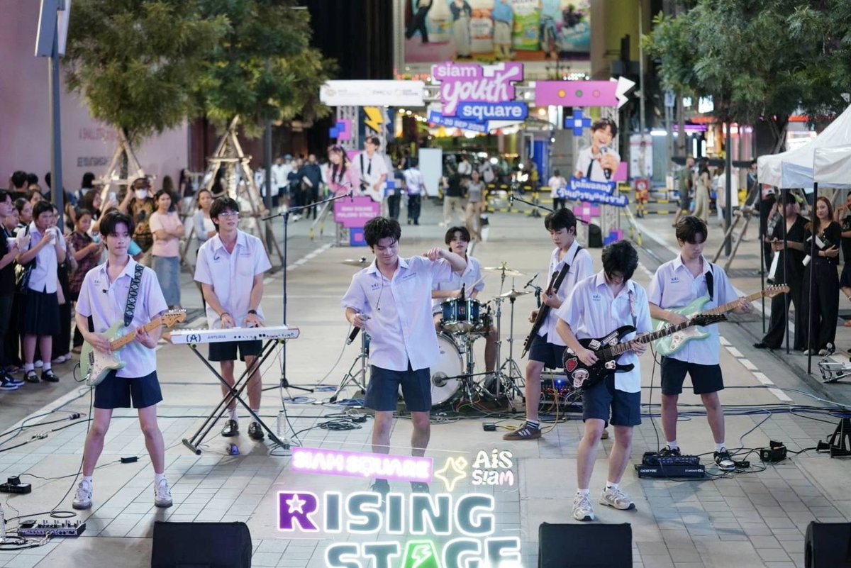 around_ent's tweet photo. “The Exurbs” บุกลาน AIS SIAM เปิดตัวเพลงแรก “มันยังชัดอยู่เลย” พร้อมดึง ARTY และ ETC ร่วมโชว์
#tia51 #tiamusic #theexurbs #เอ็กเซิร์บดิวะะ
อ่านข่าวเพิ่มเติม
📍https://t.co/j2X5Wvx1wI
สามารถติดตามทั้ง 7 หนุ่ม The Exurbs (ดิ เอ็กซ์เซิร์บ) ได้ทุกช่องทาง Official และรับฟังเพลง “มันยังชัดอยู่เลย” ได้แล้ววันนี้ได้ทุกสตรีมมิ่งแพลตฟอร์ม