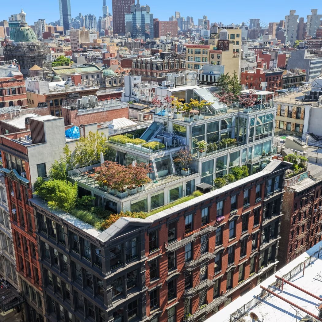 HouseTrackers's tweet photo. SOCCER LEGEND THIERRY HENRY BOUGHT TWO APARTMENTS IN NEW YORK FOR $14.85 MILLION IN 2010 AND COMBINED THEM. HE IS NOW ASKING $25 MILLION

He bought them when he moved from Barcelona to play for the New York Red Bulls.

Roughly 6,000 sqft with 14-foot ceilings, plus about 3,400 sqft of outdoor space including a private rooftop with a pergola and a barbecue area.

He lived there about five years, retired from playing in 2014, and moved to London. They kept it and visited for the next decade.

They listed it at $26.75 million in early 2025 and pulled it off the market. It is back on now.