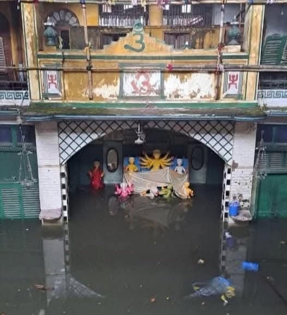 SudhanidhiB's tweet photo. Last year it was this night when Kolkata woke up to a horrific Cloud Burst. At 4AM, I was waist deep in waters with all escape routes closed. Now those who lived will never forget. It was hell of an experience. https://t.co/ksTlOtOu75
