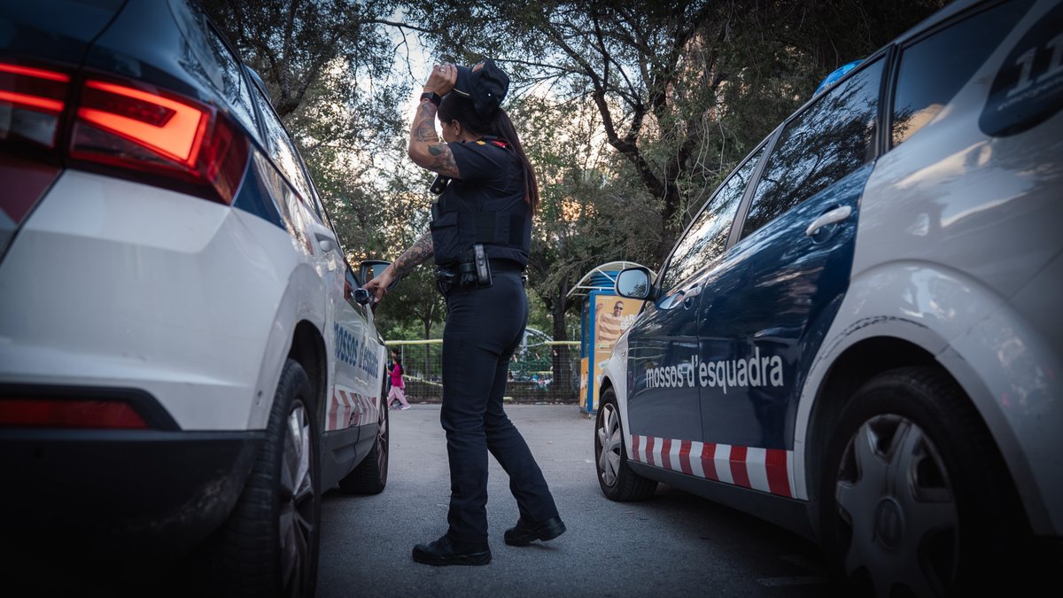 mossos's tweet photo. 👮 👮 Desarticulem un grup criminal especialitzat en robar collarets amb estrebades al Camp de Tarragona.

🔗 Detenim tres homes i els relacionem amb cinc robatoris violents a Tarragona, Torredembarra, Salou i Reus. https://t.co/HFxVNjZRUH