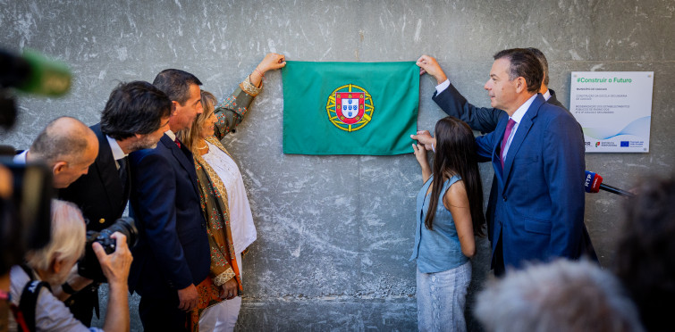 JoaoPBatalha's tweet photo. €175.512,94 para a festa de corta-fitas de uma escola, num concelho onde há crianças que vão para a escola com fome, ou não vêem o quadro porque a família não pode pagar óculos.
Parece a "festa da educação" dos tempos do Sócrates. Mas não é. É o mesmo pato-bravismo de sempre. https://t.co/w8VUafzFK3