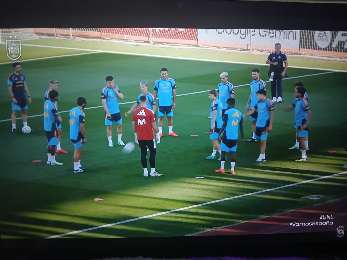 95lineislove's tweet photo. Watching the Spanish team training like it's love island or something https://t.co/IFckdpCBtO
