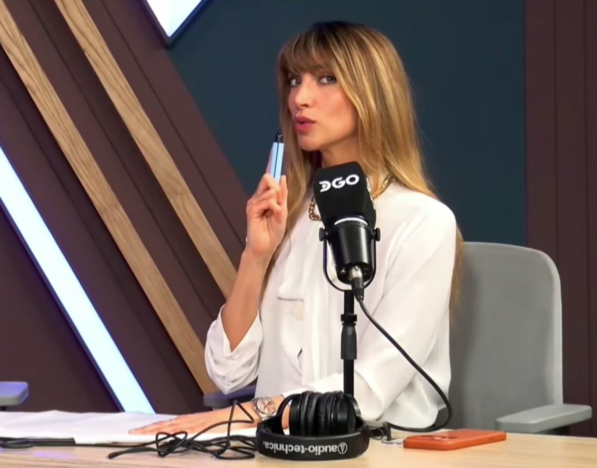 solzialove's tweet photo. sol firmó la remera donde también están la de los otros participantes y escribió detrás "JAQUE MATE, SOL". #GranHermano https://t.co/1xHlLcbVnI