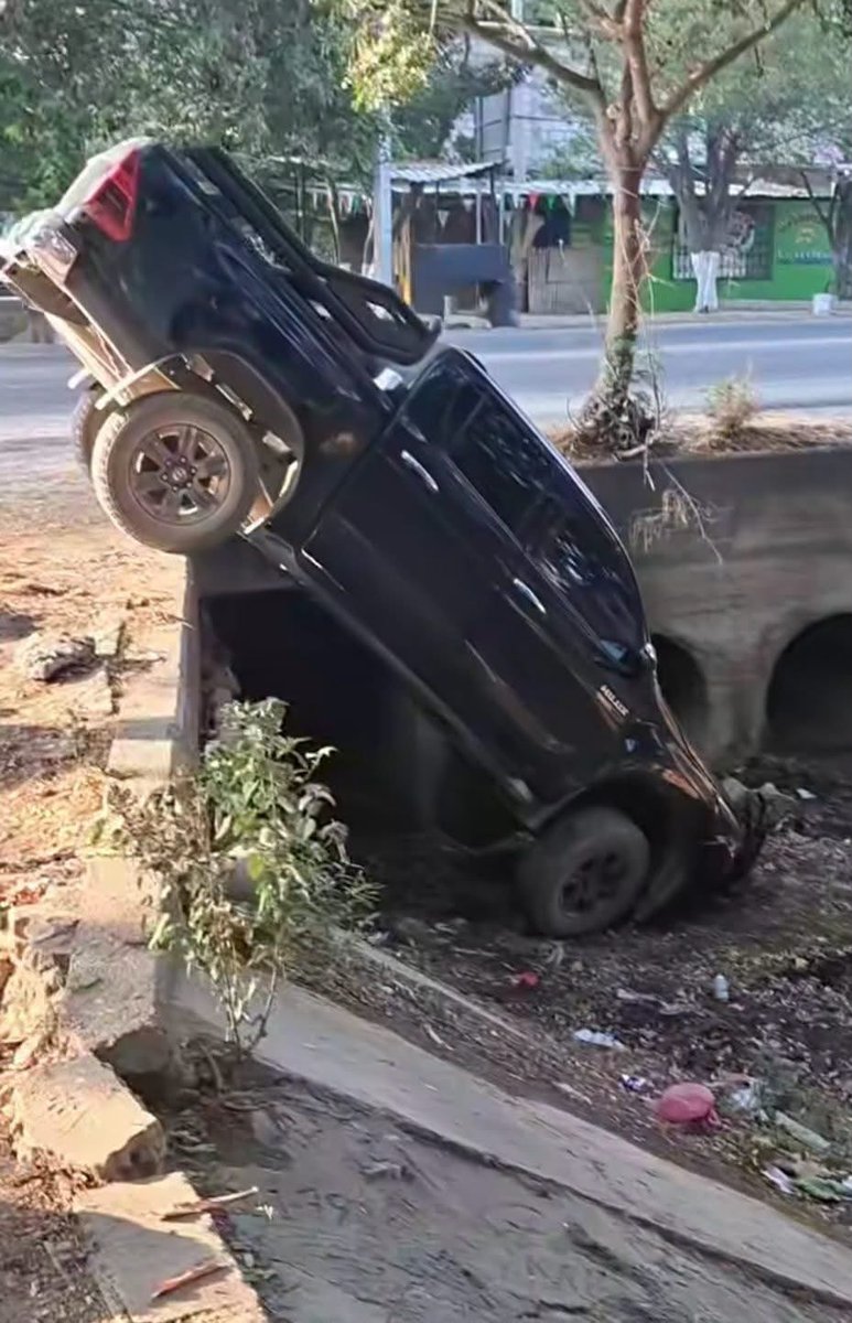 MegafonoOaxaca's tweet photo. 📢 Una camioneta cae a un canal de riego, en Santo Domingo #Tehuantepec, en un lugar conocido como los "Manguitos.
📲 Aun no hay mas información de lo sucedido, ni las causas del accidente.
#Noticia #Itsmo #Oaxaca https://t.co/8n65Y5k3A7