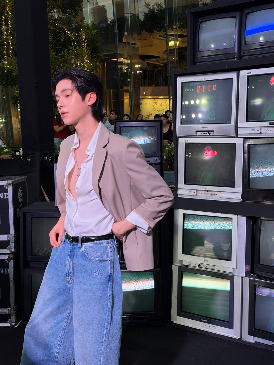 naminji___'s tweet photo. 🚶🏻🚶🏻‍♀️🚶🏻‍♂️🚶🏻
#ELLEFashionWeek2026
#EFW26ATICONSIAM 
#SeeYouAtTheTent
#LatteTNC #kkim_pst #LATTEKIM
#ohmkrit #phuphasrp https://t.co/3mVGn1iOSH