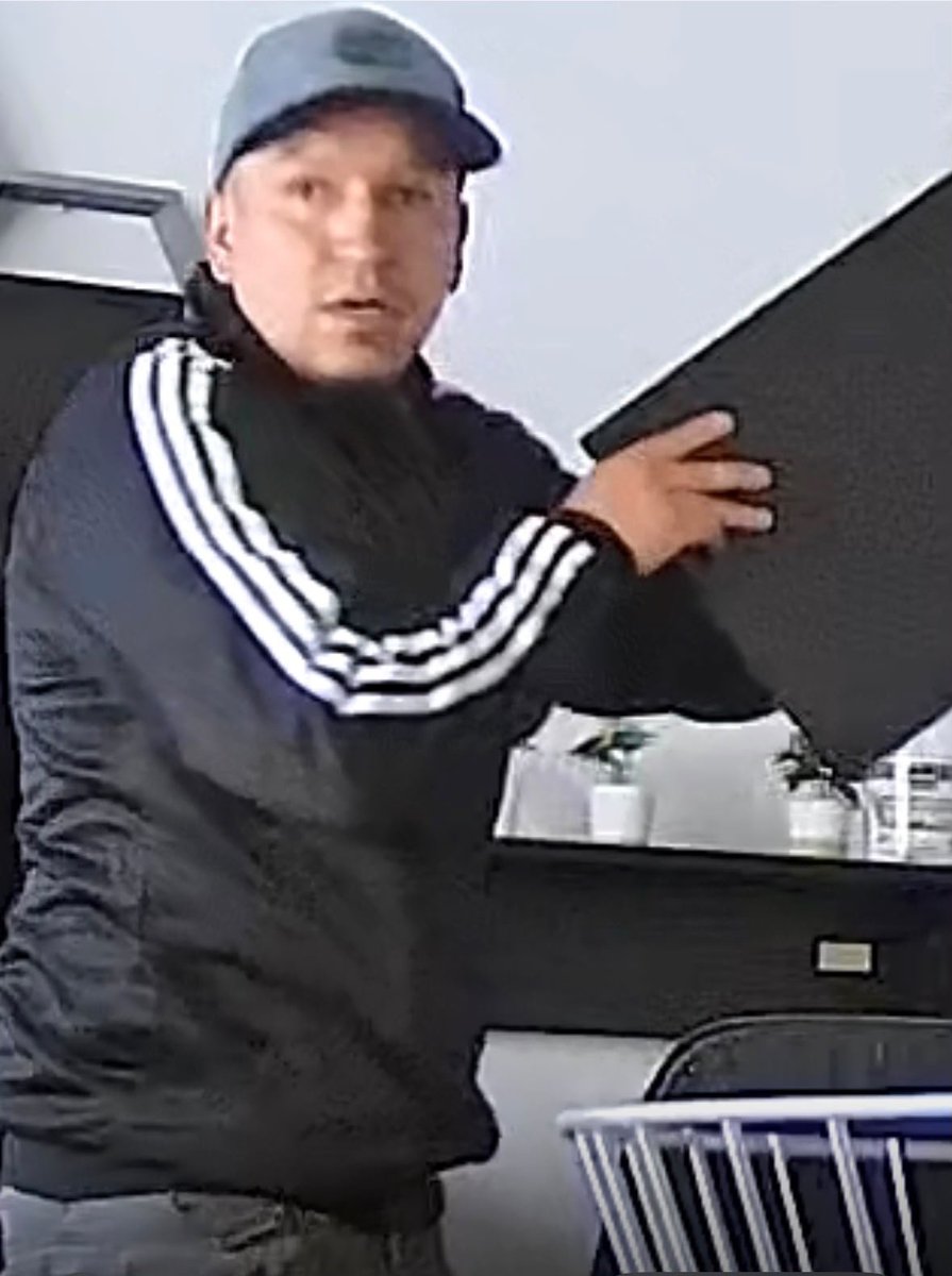 ColombiaOscura's tweet photo. #INSEGURIDAD. Un delincuente quedó plenamente registrado por una cám/seguridad cuando ingresó a una vivienda ubicada en el b/Los Monjes de Bogotá, a plena luz del día de este martes 22SEP, logrando hurtar un computador portátil avaluado en aproximadamente tres millones de pesos. https://t.co/9pSTegx9ET