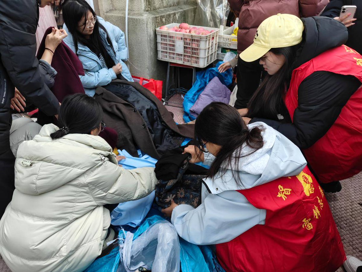FreddaChretien's tweet photo. Spent the morning helping sort and distribute winter warmers for unhoused neighbors in our community. Small acts make big differences. #Volunteer #CommunityCare， https://t.co/cL8dQy3WdJ