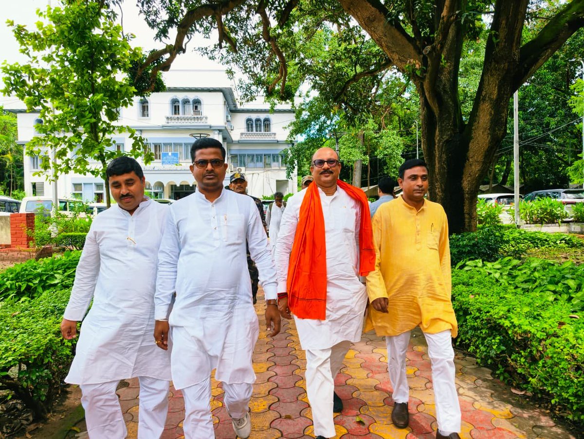 RajputSoumyajit's tweet photo. কলকাতা ন্যাশনাল লাইব্রেরীতে সাংগঠনিক বৈঠকে উপস্থিত আছেন কেন্দ্রীয়, রাজ্য এবং বিজেপি বীরভূম জেলা নেতৃত্ব।
#udayshankarbanerjee #bjp4birbhum #PartyWithDifference #BJPGovernment #NarendraModi #bjp4viksitbharat #anbeebarporiborton https://t.co/YvWQdT9pfN