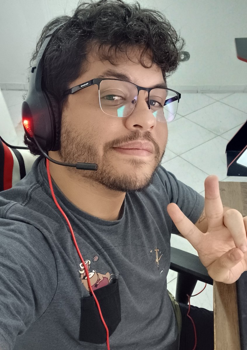 guyfromsaturn's tweet photo. Eu / Minha colinha *ainda não me decidi entre a paula da bancada feminista ou paulo juventude* https://t.co/Qo9Mrwk4Jx
