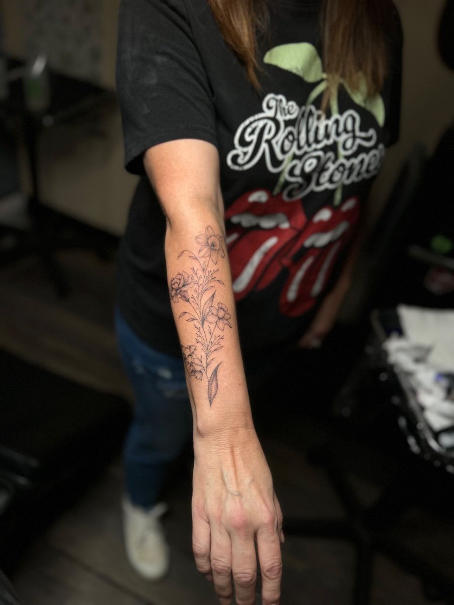 BurnedHeartsTat's tweet photo. Getting up close and personal with the details of my new forearm tattoo. Can't wait to show you all how it's coming along! 🌼💉
This tattoo was done by tattoo artist Abraham (@abraham_arttoo) at Burned Hearts Tattoo in Columbus, Ohio.
#abrahamtattoo #blackgraytattoo #blacktattoo https://t.co/12TsrSsZps