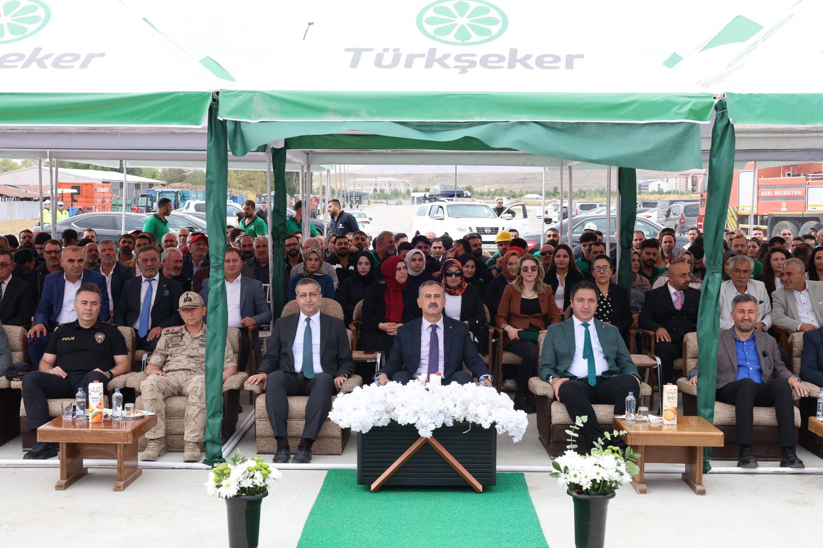 Dtilhamiyildiz's tweet photo. 📍 Türkşeker Ağrı Şeker Fabrikası

Valimiz Sayın Önder Bozkurt, il protokolümüz ve kıymetli çiftçilerimizle birlikte Türkşeker Ağrı Şeker Fabrikası 2026-2027 Sezonu Şeker Pancarı Alım Kampanyası törenine katıldık.

Toprağı alın teriyle bereketlendiren, üretimiyle şehrimizin ekonomisine değer katan çiftçilerimizin emeği her türlü takdirin üzerindedir.

Yeni alım sezonunun başta üreticilerimiz olmak üzere fabrikamızda görev yapan çalışanlarımıza ve Ağrı’mıza hayırlı olmasını; bereketli ve verimli bir kampanya dönemi geçirilmesini diliyorum.

Tüm çiftçilerimize bol ve bereketli kazançlar diliyorum.