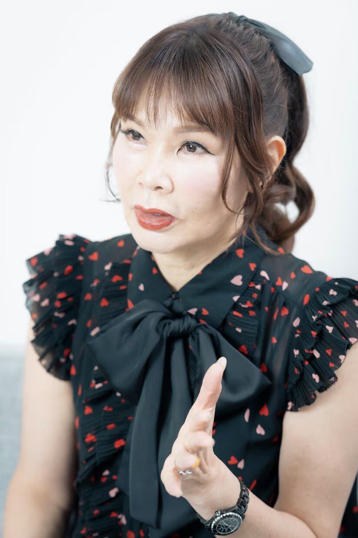ko__ko__ko__ko_'s tweet photo. 別にどちらを擁護するわけでもないんだけど、この年で脳天バカデカリボン＋首元バカデカリボン＋ハート柄フリフリトップス＋塗り絵アイライン＋舞妓さん口紅💄は察するものがある https://t.co/Ib00k8E6rU