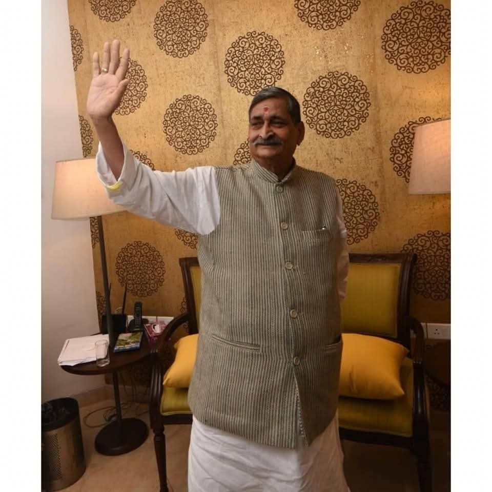 ravishekharbhu's tweet photo. पूर्व साँसद, SIS ग्रुप के संस्थापक आदरणीय @RKSinhaBJP  जी को जन्मदिन की हार्दिक शुभकामनायें,बाबा विश्वनाथ आपको सुखी जीवन दें।हमने सामाजिक जीवन का पहली बार बड़े मंच पर आपके  समक्ष FINS बेंगलोर के कार्यक्रम में बारहवीं कक्षा में भारतीय सुरक्षा पर अपनी बात रखा था।@RiturajSinhaBJP https://t.co/ozfx0XExRN