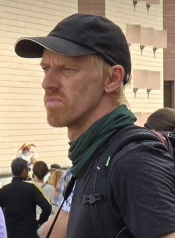Woelfisches's tweet photo. Noch mal zur #Trauerwache in Frankfurt am Main am letzten Wochenende:
Der blonde Antifa-Fotograf (neben Tim Dreyer von Die Linke im Sólstafir-Shirt) ist #JohannesF, ein gefährlicher Provokateur. 
Wie gefährlich Johannes F. ist, hat er am 6. August 2022 vor der Alten Oper bei einer Demo zum Thema "Grund-, Menschen und Freiheitsrechte" gezeigt. 
Er hat einen unschuldigen Mann verleumdet, der daraufhin von Polizisten festgenommen und dabei verletzt wurde - siehe Video und entsprechende Polizeimeldung von damals.