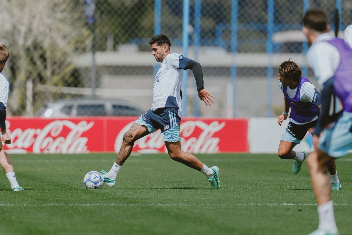Argentina's tweet photo. #SelecciónMayor ¡De nuevo al ruedo, banda! 😄🇦🇷 

¡Qué placer tenerlos en Casa otra vez! 😍 https://t.co/PsI798YkF5